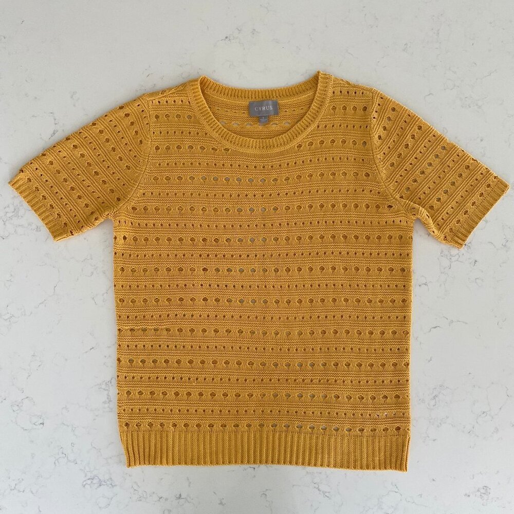 Cyrus Short Sleeve Pointelle Crew Neck Acrylic Knit Top in Mustard Gold Sz L